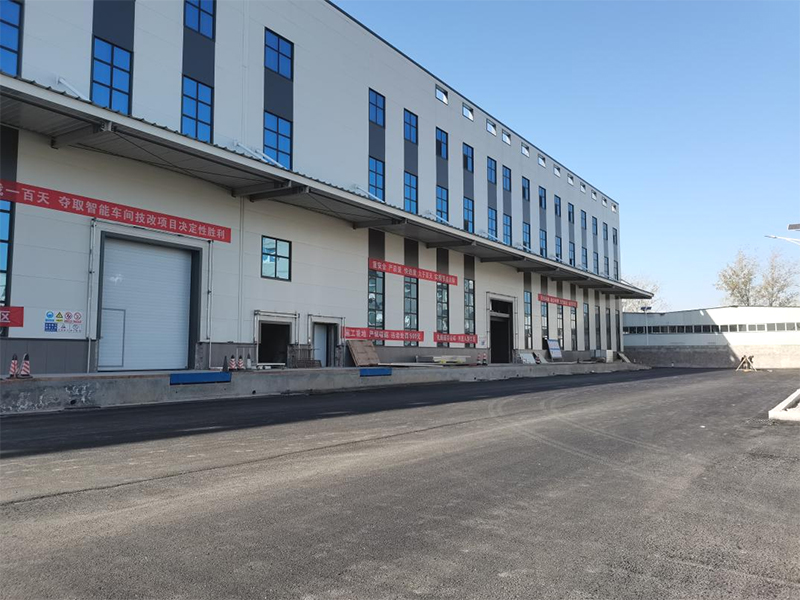 貫穿廠(chǎng)區南北交通，公司西院道路建設快速施工