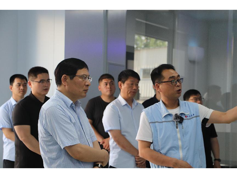 奮斗不止，追求卓 越