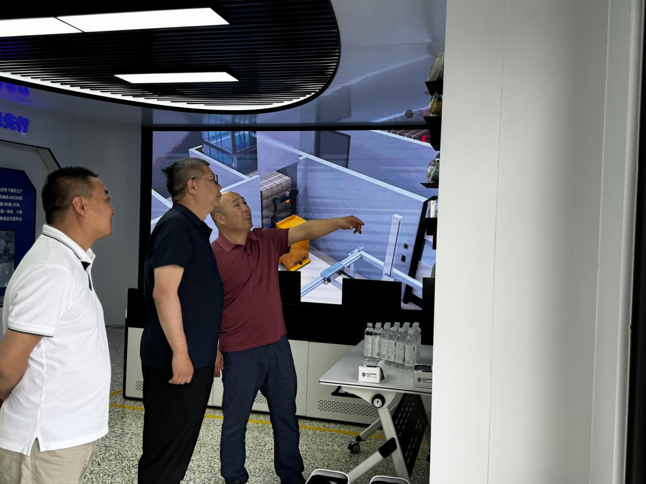 《國務(wù)院發(fā)展研究中心金融研究所副所長(cháng)巴曙松教授、金鷹基金姚文 強董事長(cháng)為企業(yè)發(fā)展實(shí)地考察》